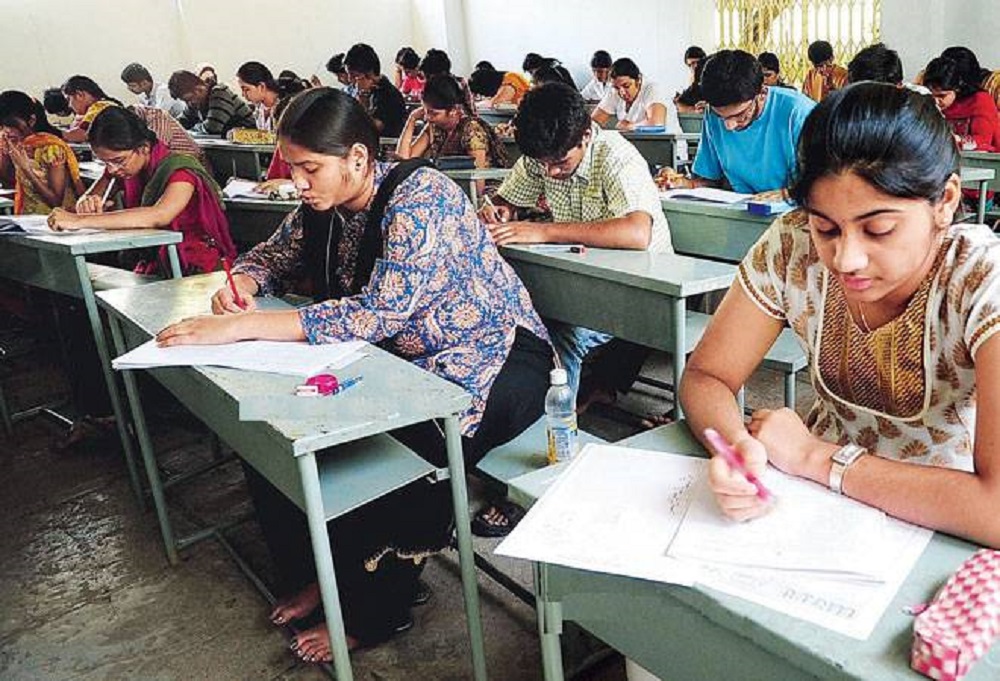  இத்தேர்வுக்கு விண்ணப்பிக்க 21 வயது நிறைந்திருக்க வேண்டும். அதிகபட்ச வயதாக 32 ஆம் நிர்ணயிக்கப்பட்டுள்ளது. மேலும் பிரிவினருக்கு ஏற்ற வயது வரம்பு இடம்பெற்றுள்ளது. இத்தேர்வுக்கு விண்ணப்பிக்கக் குறைந்தபட்ச கல்வித்தகுதியாக அங்கீகரிக்கப்பட்ட பல்கலைக்கழகத்தில் ஏதேனும் ஒரு டிகிரி பெற்றிருக்க வேண்டும்.