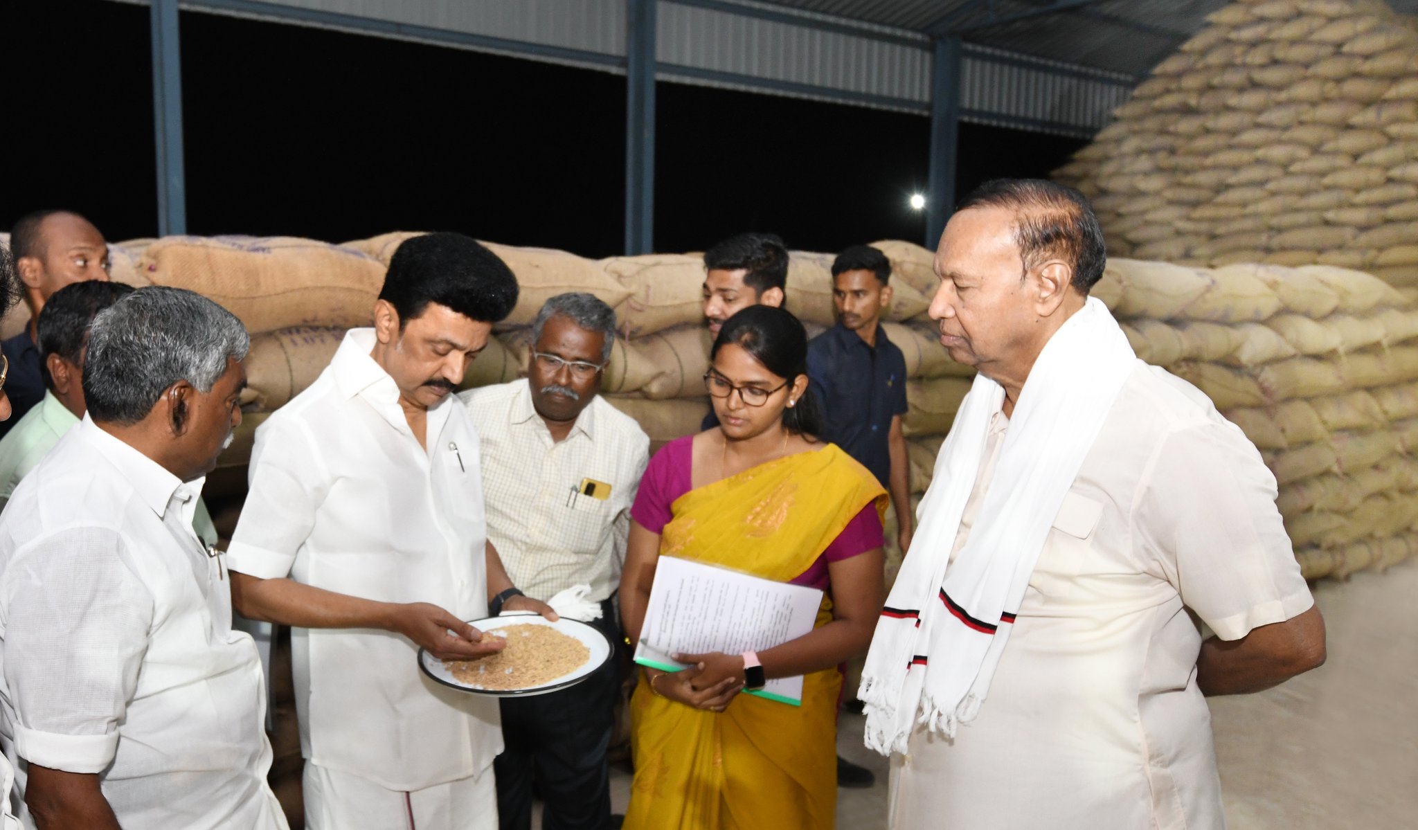  ,[object Object],விவசாயிகளுக்காக பல திட்டங்களை செயல்படுத்தி வருவதாகக் கூறிய முதலமைச்சர், இந்த ஆண்டும் விவசாயத்திற்கு தனி பட்ஜெட் வெளியிடப்படும் என்று தெரிவித்தார். அனைத்து துறை சார்ந்த நிர்வாகிகளை அழைத்து ஆலோசனை பெற்று நிதிநிலை அறிக்கை தயார் செய்து வருவதாகவும் கூறினார்.