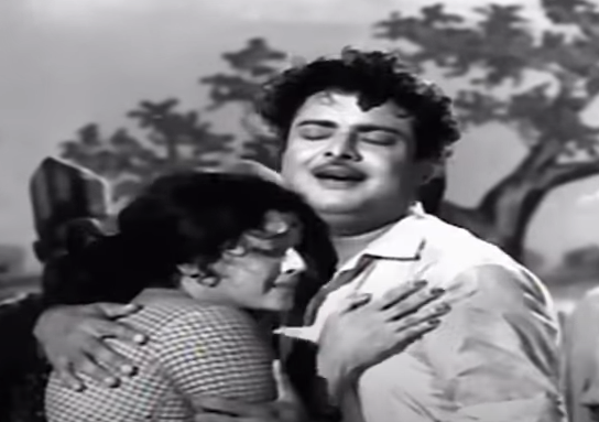  பொன்னுவிளையும் பூமியை ஓரியண்டல் மூவிஸ் பி.கே.சத்யபால் தயாரித்தார். ஏ.பீம்சிங் திரைக்கதை எழுதி, படத்தை இயக்கினார். படத்தொகுப்பை அவரது தலைமையில் ஒரு குழு கவனித்துக் கொண்டது. படத்தின் கதை, வசனத்தை எழுதியவர்  இராம.அரங்கண்ணல்.