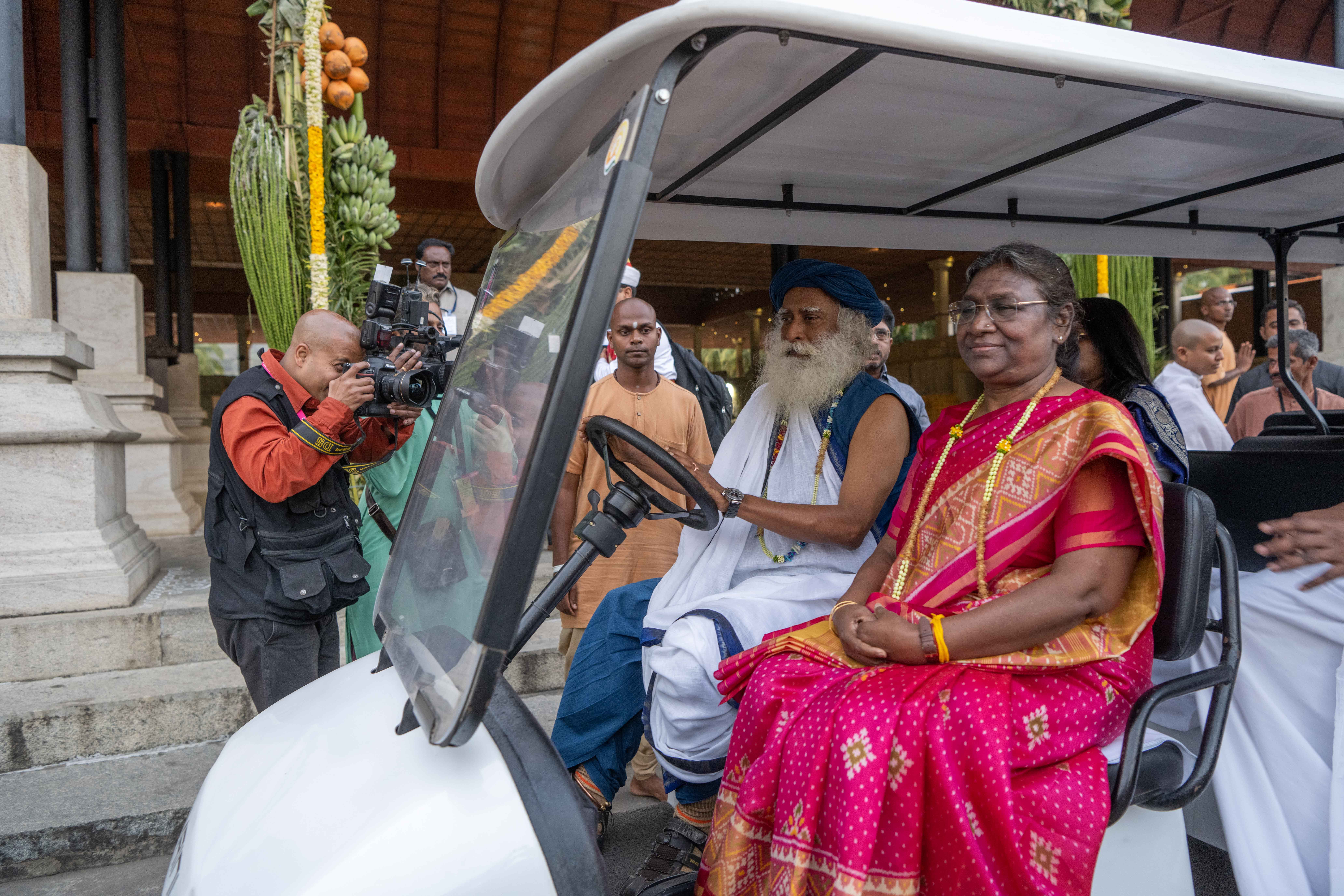  இதனையொட்டி கோவை ஈஷா மையத்துக்குச் சென்ற குடியரசுத் தலைவர் திரவுபதி முர்முவை, சத்குரு வரவேற்றார்.