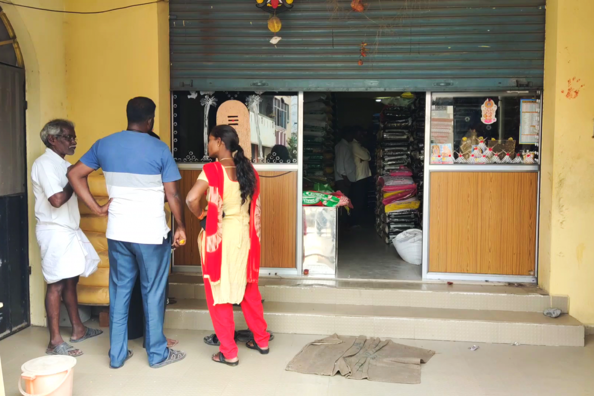 பூட்டை உடைத்து திருடப்பட்ட அரிசி கடை