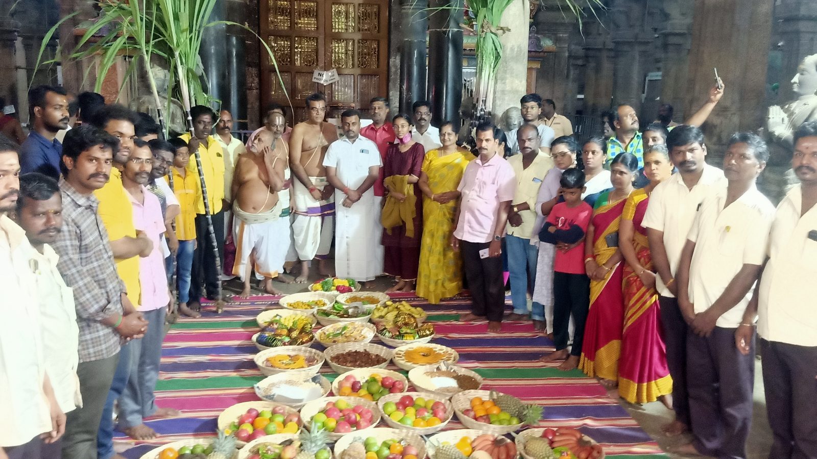 தங்கை மாரியம்மனுக்கு சீர் வழங்கும் ஸ்ரீரங்கம் நம்பெருமான்.. அண்ணன் வழங்கிய புடவையில் ஜொளித்த சமயபுரம் மாரியம்மன்!