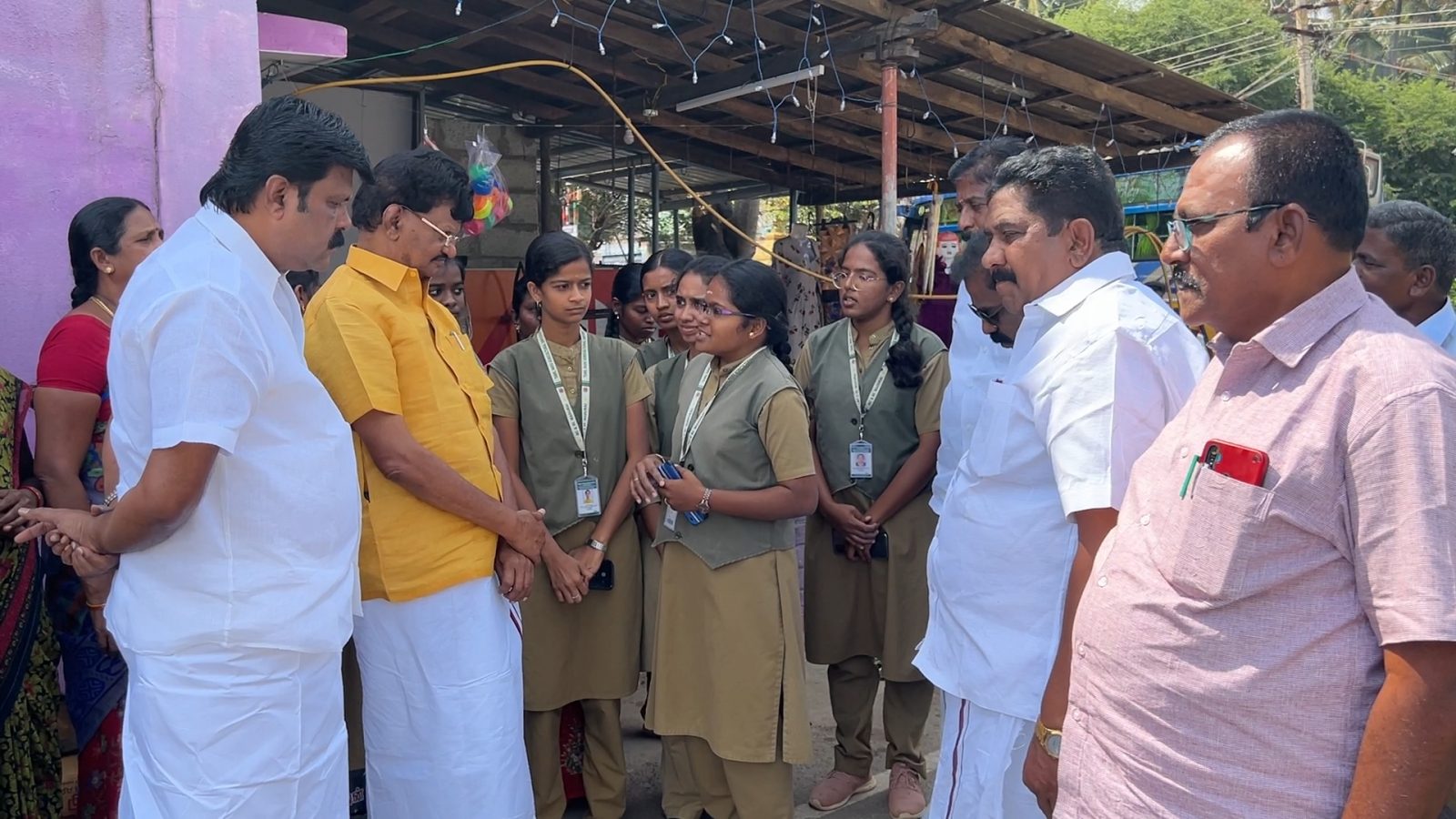 தேனி : படங்கள் வரைந்து விவசாயிகளுக்கு விழிப்புணர்வு ஏற்படுத்திய வேளாண் கல்லூரி மாணவிகள்!  