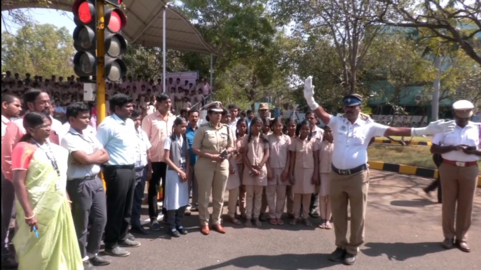 திருச்சியில் சாலை விதிகள் குறித்து மாணவர்களுக்கு பாடம் எடுத்த போக்குவரத்து அதிகாரிகள்!