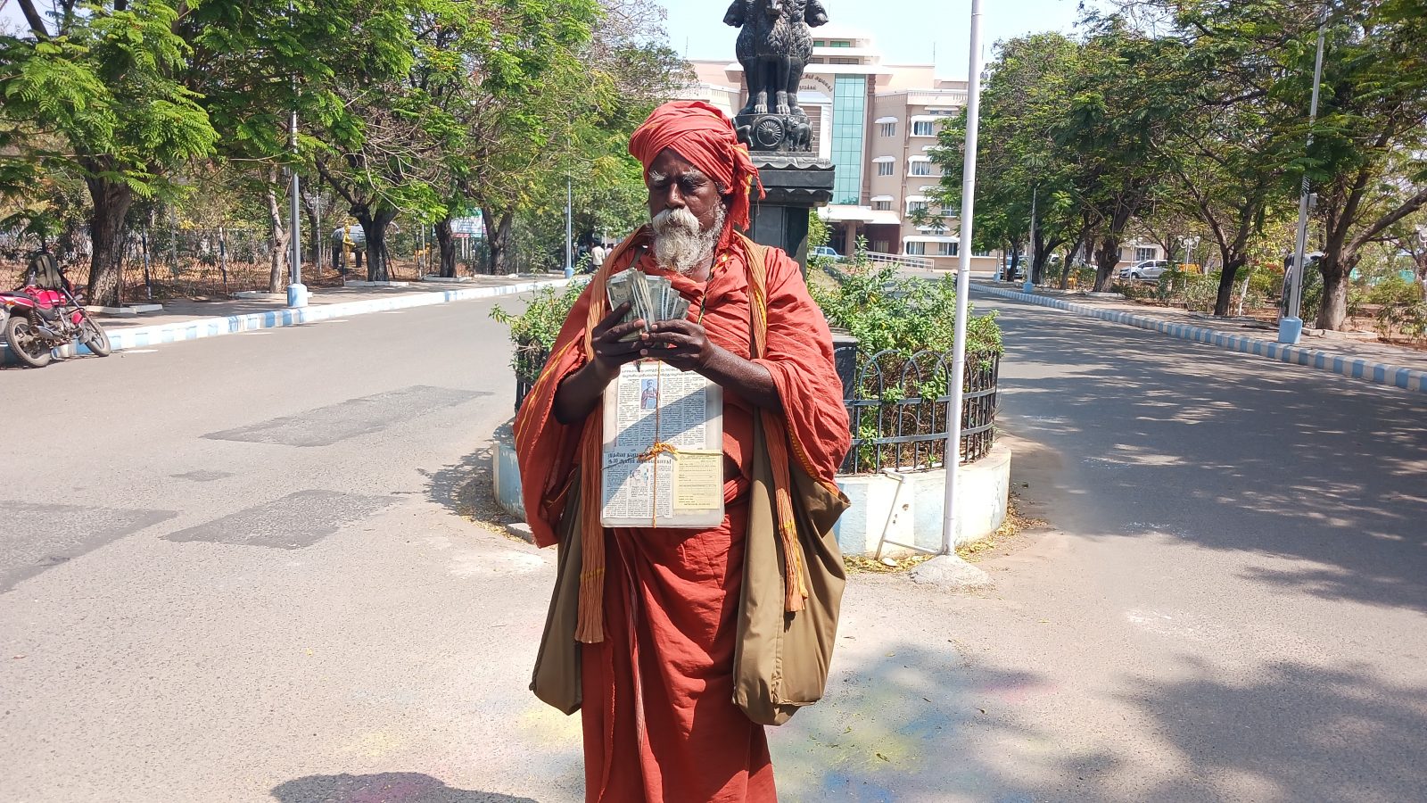 யாசகம் பெற்று 50 லட்ச ரூபாய் தர்மம் செய்துள்ள ‘தர்மபிரபு’