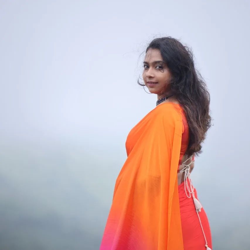  அனன்யா பட்டுடன் இணைந்து நடிகர் தனுஷ் ஒன்னோட நடந்தா பாடலை பாடியுள்ளார்.