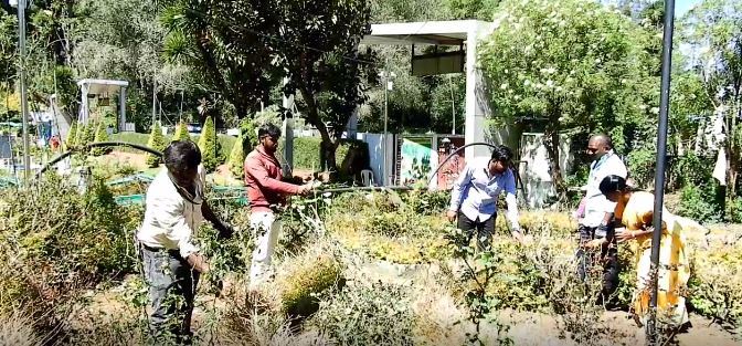  சுற்றுலாப்ப‌ய‌ணிக‌ளை க‌வ‌ரும் வித‌மாக‌ ந‌க‌ரின் ம‌த்திய‌ப்ப‌குதியில் 20  ஏக்கர் நிலப்பரப்பில் அமைந்துள்ள  பிரைய‌ண்ட் பூங்காவில் 740 வகைகளில் உள்ள வண்ண வண்ண ரோஜா செடிகளுக்கு கவ்வாத்து செய்யும் பணிகள் நடைபெற்று வருகிறது.