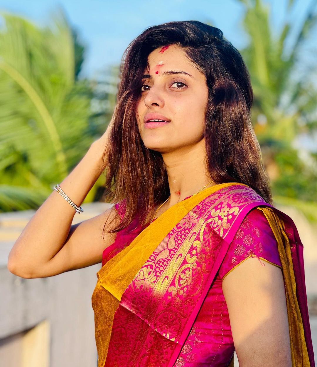  பிக்பாஸ் நிகழ்ச்சிக்கு பிறகு இவரை இன்ஸ்டாகிராம் பக்கத்தில் ஃபாலோயர்களின் எண்ணிக்கை அதிகரித்தன.