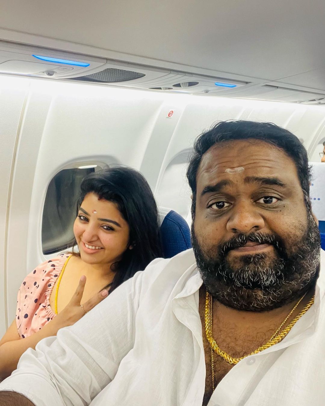  ,[object Object],இந்த நிலையில் மனைவி மகாலட்சுமியினுடன் இருக்கும் படத்தை இன்ஸ்டாகிராமில் பகிர்ந்த ரவீந்திரன், நீ அதிகம் பறக்கும்போது மேகத்தையும் வானத்தையும் காண்பாய். நீ அதிகம் சிரிக்கும்போது நான் என்னுள் சொர்கத்தை உணர்வேன். மகிழ்ச்சியா இருடி போண்டா கோழி என பதிவிட்டுள்ளார்.