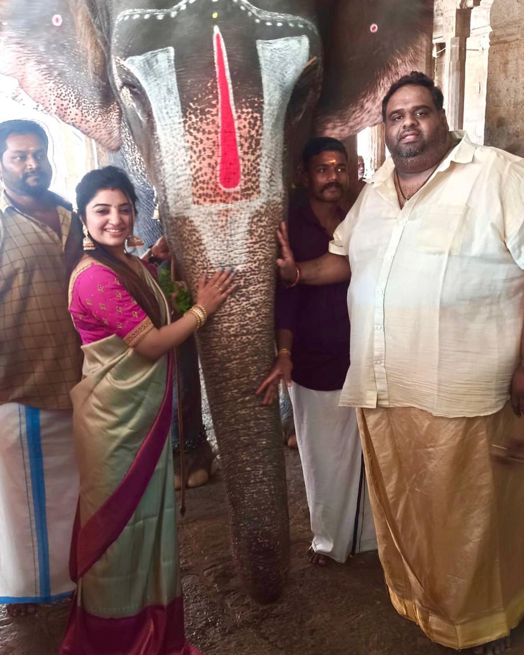  இதனையடுத்து கணவன், மனைவி இருவரும் இணைந்து எடுத்துக்கொண்ட புகைப்படங்களை இன்ஸ்டாகிராமில் பகிர அவை அடிக்கடி வைரலாகிவருகின்றன.