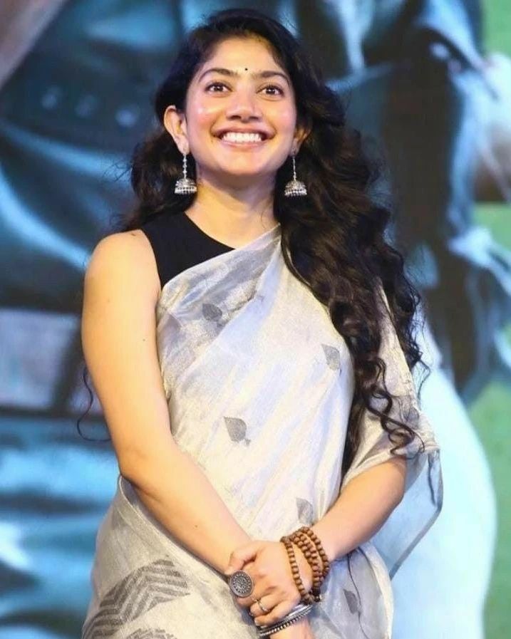  இந்நிலையில் நடிகை சாய் பல்லவி தமிழ் சினிமாவில் தனக்கு மிகவும் பிடித்த நடிகைகள் குறித்து பேட்டி ஒன்றில் வெளிப்படையாக பேசியுள்ளார்.