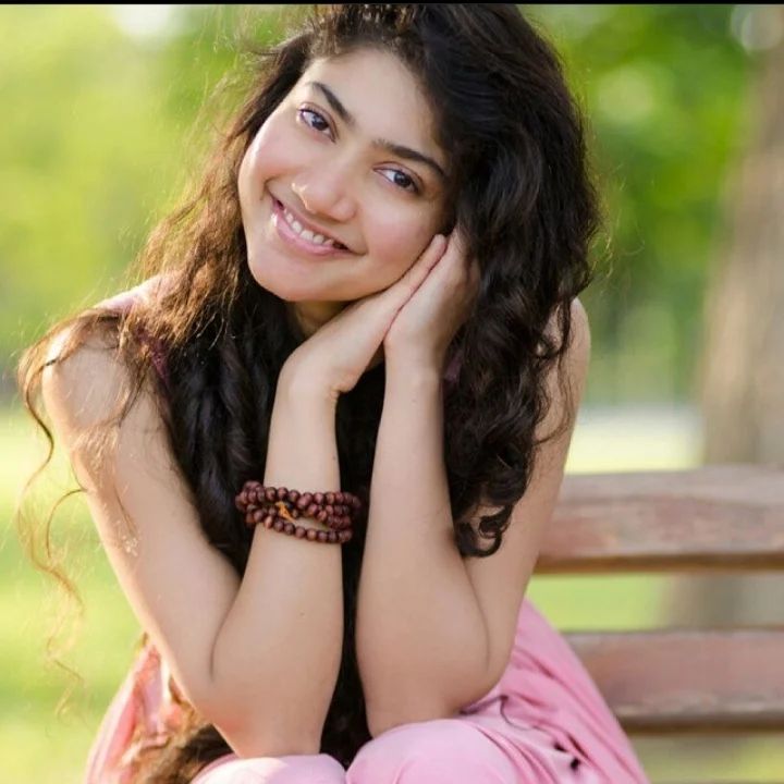  அதனை தொடர்ந்து, நடிகை ஜோதிகாவின் தீவிர ரசிகை என தெரிவித்த சாய் பல்லவி அவரது ஒரு படத்தை கூட விடாமல் பார்த்துவிடுவோம் என்றும் ஜோதிகாவும் சூர்யாவும் திருமணம் செய்து கொண்டது மிகவும் மகிழ்ச்சியாக இருந்ததாகவும் அவர் தெரிவித்தார்.
