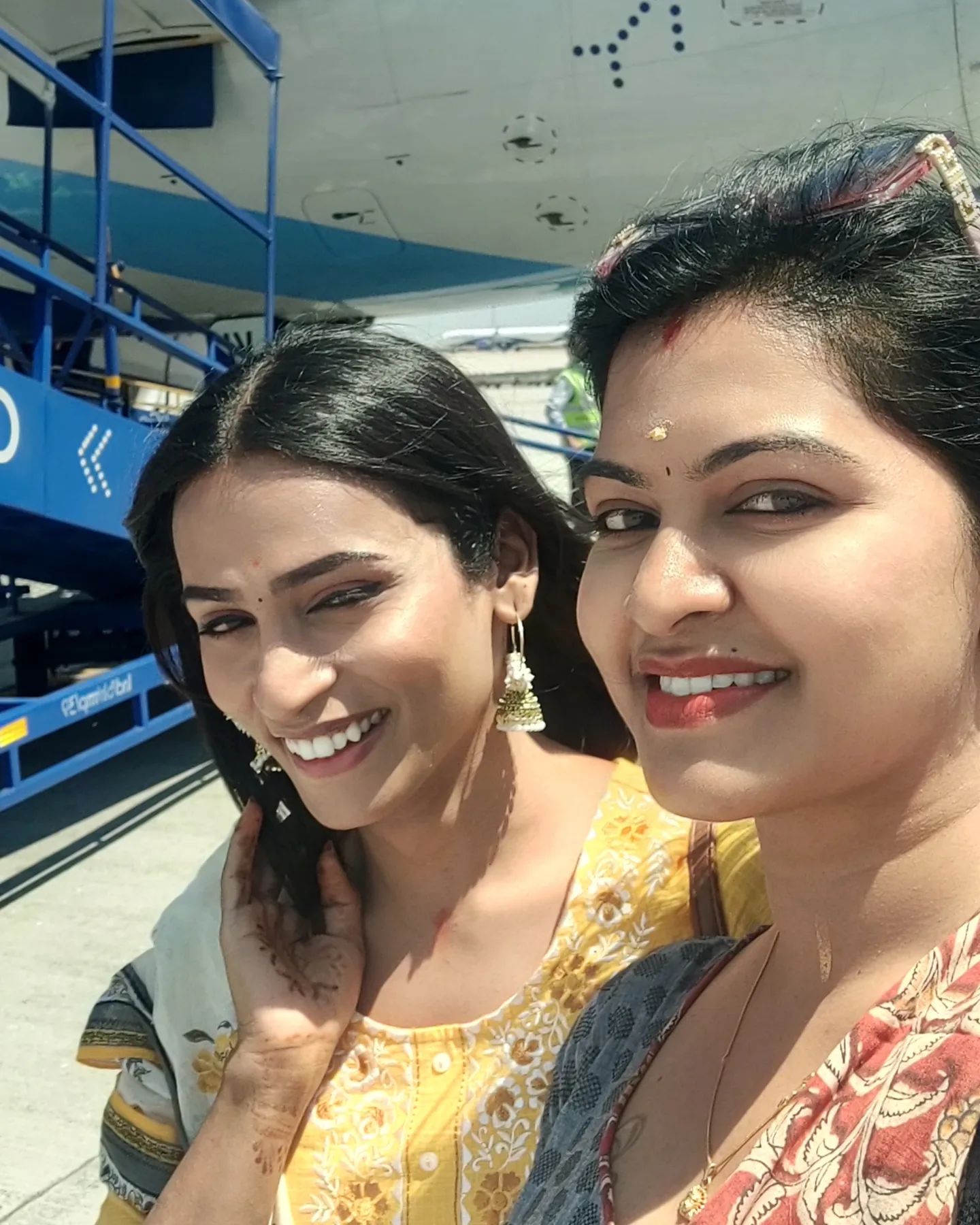  பிக் பாஸ் வீட்டுக்குள் இருக்கும் போதே ஷிவினும், ரச்சிதாவும் நெருங்கிய தோழிகளாக அன்பை பகிர்ந்துக் கொண்டனர்.