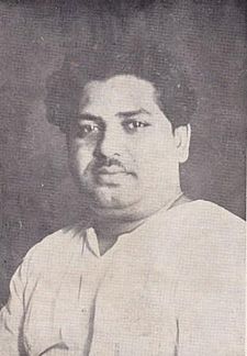 நமது விவசாயி தங்கக் கட்டி எடுப்பதையும், அதனை தூக்கிப் போடுவதையும் அந்நாட்டு அழுகுணி அமைச்சர் பார்த்துக் கொண்டிருப்பான். அவன் விவசாயிடம் ஏதோ மந்திர சக்தி இருக்கிறது, அதை பயன்படுத்திக் கொள்ளலாம் என அரண்மனைக்கு அழைத்து வருவான். திட்டம் பேக் ஃபயராகி மந்திரி ஆசைப்பட்ட இளவரசி நமது விவசாயி மீது காதல் கொள்வாள். மன்னர் விவசாயியின் சக்தியை அறிந்து அவனை அரியணையில் உட்கார வைப்பார். ஆனால், சரஸ்வதியும், லட்சுமியும் ஒரே நேரத்தில் அருள்பாலிக்க மாட்டார்களே... அவர்களுக்குள்தான் போட்டி நடந்து கொண்டிருக்கிறதே... அதனால் ஒருமுறை புத்திசாலியாகவும், உடனே முட்டாளாகவும் நடந்து கொள்ளும் தனது காதலனை புரிந்து கொள்ள முடியாமல் இளவரசி கலாவதி குழம்பிப் போவாள். கிளைமாக்ஸில் இரு கடவுள்களும் ஒரே நேரத்தில் அறிவு, செல்வம் இரண்டையும் அவனுக்கு அருளி படத்தை சுபமாக முடித்து வைப்பார்கள்.