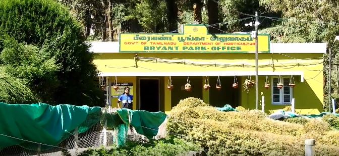  கோடை சீசனுக்கு தயாராகும் பிரையண்ட் பூங்கா, ரோஜா செடிகளுக்கு கவ்வாத்து செய்யும் பணிகள் துவ‌க்க‌ம்