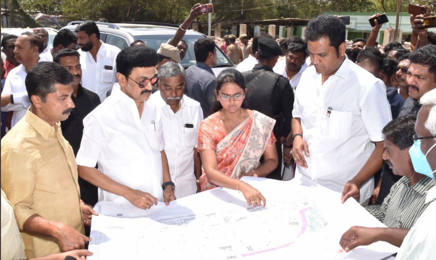  ,[object Object],மேலும் டெல்டா மாவட்டங்களில் பருவம் தவறி பெய்த மழையால் பாதிக்கப்பட்ட விவசாயிகளுக்கு ஒரு வாரத்திற்குள் நிவாரண நிதி வழங்கப்படும் என தெரிவித்தார். திருமண நிகழ்வை தொடர்ந்து மன்னார்குடியில் 26 கோடி ரூபாய் மதிப்பில் அமைய உள்ள ஒருங்கிணைந்த புதிய பேருந்து நிலையத்தின் கட்டுமான பணிகளை முதலமைச்சர் ஸ்டாலின் ஆய்வு செய்தார்.