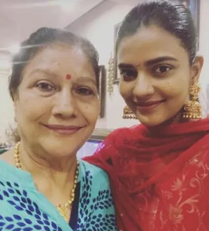  ராஜேஷ் நாகமணி என்ற டான்சரை காதலித்து திருமணம் செய்து கொண்டார். அவர்களுக்கு பிறந்தவர்தான் ஐஸ்வர்யா ராஜேஷ். ஐஸ்வர்யாவுக்கு எட்டு வயது இருக்கையில் ராஜேஷ் மாரடைப்பால் மரணமடைந்தார். அவரது இரு அண்ணன்களும் அடுத்தடுத்து விபத்தில் மரணமடைந்தனர். பால்யத்திலிருந்து சோகத்தையும், இழப்புகளையும் எதிர்கொண்டவர் என்பதால் ஐஸ்வர்யா ராஜேஷின் சிரிப்புக்குப் பின்னால் எப்போதும் ஒரு சோகம் இழையோடிக் கொண்டிருக்கும். தாய் நாகமணியின் முயற்சியால் ஐஸ்வர்யா ராஜேஷ் திரையுலகில் நுழைந்தார். இப்போது அவர் முன்னணி நடிகை. 1991 இல் ஐஸ்வர்யாவின் அப்பா ராஜேஷ் மம்முட்டிக்கு வில்லனாக மலையாளத்தில் அறிமுகமானார். சரியாக 16 வருடங்களுக்குப் பிறகு 2017 இல் ஜோமோன்டெ சவிசேஷங்கள் படத்தின் மூலம் மலையாளத்தில் அறிமுகமானார் ஐஸ்வர்யா ராஜேஷ். இதில் மம்முட்டியின் மகன் துல்கர் சல்மான் ஐஸ்வர்யா ராஜேஷின் ஜோடி. காலம்தான் எத்தனை விசித்திரமானது.