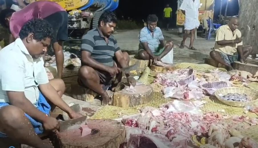  இந்த அன்னதானத்தில் கள்ளிக்குடி,வில்லூர்,அகத்தாபட்டி உள்ளிட்ட அருகில் உள்ள கிராமத்தினர் ஆயிரக்கணக்கானோர் விடிய விடிய காத்திருந்து தாங்கள் கொண்டு வந்திருந்த பாத்திரங்களில் பிரியாணியை பெற்றுச் சென்றனர்.