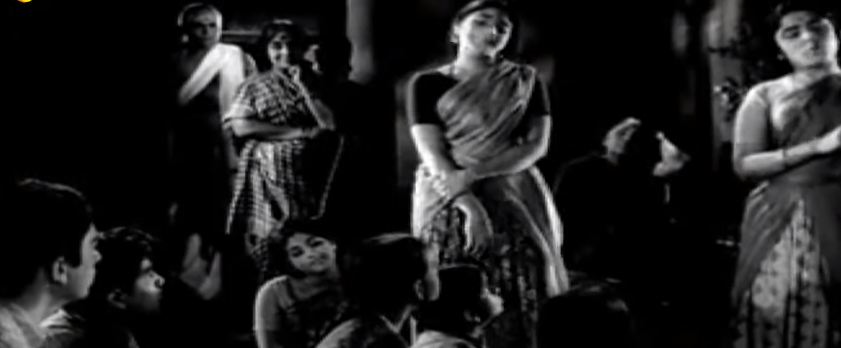  தற்போது கணவருடன் அமெரிக்காவில் பிரமிளா வசித்து வருகிறார். அரங்கேற்றத்தில் வரும் அப்பாவி பெண்ணாக இல்லாமல் ஆயுதப் பயிற்சிப் பெற்று தனியார் பாதுகாப்பு நிறுவனத்தில் பணியாற்றினார். 1990 இல் வெளியான அக்கரை அக்கரை அக்கரை படத்திற்குப் பிறகு அவர் சினிமாவில் நடிக்கவில்லை.
