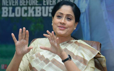  அந்த காலத்தில் இந்தியாவில் மிக அதிக சம்பளம் வாங்கிய டாப் 3 நடிகர்களில் ரஜினிகாந்த், அமிதாப்பச்சனுடன் நானும் இருந்தேன். இதை பெருமையாகவே சொல்லிக் கொள்கிறேன் என்றும் விஜயசாந்தி தெரிவித்துள்ளார்.