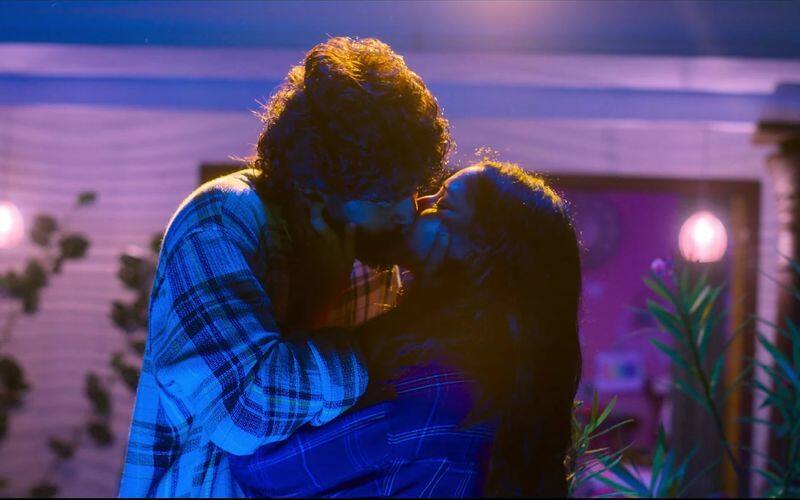  இந்நிலையில், ஓ மை டார்லிங் படத்தின் டிரைலர் நேற்று வெளியானது. காதலை மையமாக கொண்டு எடுக்கப்பட்ட இந்தப் படத்தின் ட்ரெய்லரில் அனிகாவின் லிப் லாக் காட்சிகள் அதிகமாக இடப்பெற்றுள்ளது.