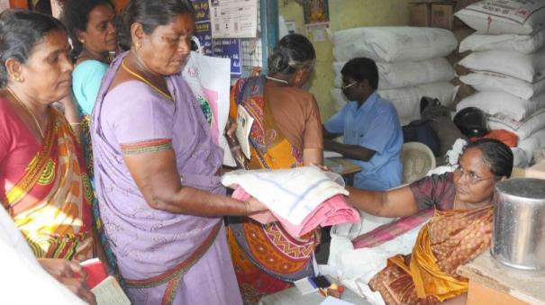  அதில், நியாய விலைக் கடைகள் மூலம் வழங்கப்படும் வேட்டி, சேலைகள் POS இயந்திரம் மூலம் மட்டுமே வழங்கப்பட வேண்டும். எக்காரணத்தைக் கொண்டும் இருப்பு வைத்துக் கொண்டு விநியோகிக்காமல் இருத்தல் கூடாது