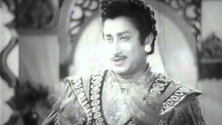 சி.வி.ஸ்ரீதர் தயாரிப்பாளராகவும், திரைக்கதையாசிரியராகவும் இருந்த காலத்தில் அமரதீபம் என்ற படத்தை தனது நண்பர்களுடன் இணைந்து தயாரித்தார். பிரகாஷ் ராவ் இயக்கிய அந்தப் படத்தின் திரைக்கதை, வசனத்தை ஸ்ரீதர் எழுத, சிவாஜி நாயகனாக நடித்தார். 1942 இல் யுஎஸ்ஸில் வெளியான ரேண்டம் ஹார்வெஸ்ட்  திரைப்படத்தின் கதையை தழுவி அமரதீபம் கதை எழுதப்பட்டது.