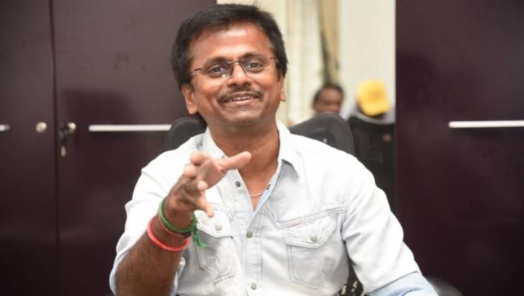  இந்திய அளவில் திரைப்பட இயக்குநர்களில் மிக முக்கியமானவர் ஏ.ஆர்.முருகதாஸ். தமிழில் நடிகர் அஜித்தின் தீனா படத்தின் மூலம் இயக்குநராக அறிமுகமான ஏ.ஆர்.முருகதாஸ், ரமணா, கஜினி, ஏழாம் அறிவு, துப்பாக்கி, கத்தி என பிரம்மாண்ட வெற்றிப்படங்களைக் கொடுத்திருக்கிறார்.