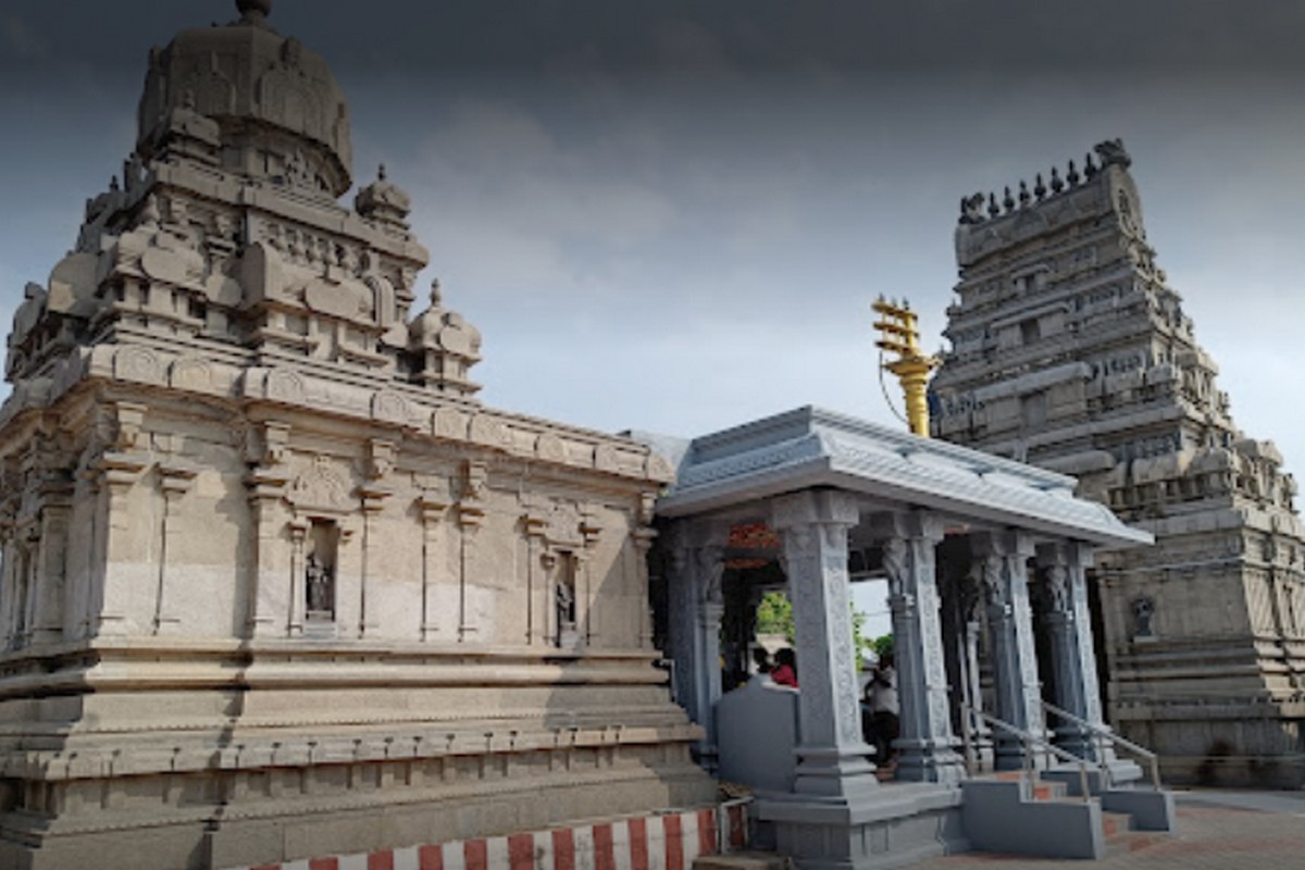  முதல் படைவீடு : தஞ்சாவூர் மாவட்டம் மேல அலங்கம் பகுதியில் அமைந்திருக்கிறது சுப்பிரமணிய சுவாமி திருக்கோவில். இந்த கோவிலின் மூலவர், குன்றின் மேல் இருப்பது போல் உயரமான இடத்தில் இருப்பதால், இந்த தலம் ‘திருப்பரங்குன்றம்’ என்று அழைக்கப்படுகிறது. இங்கே வள்ளி - தெய்வானையுடன் திருமணக் கோலத்தில் முருகன் காட்சியளிக்கிறார்.