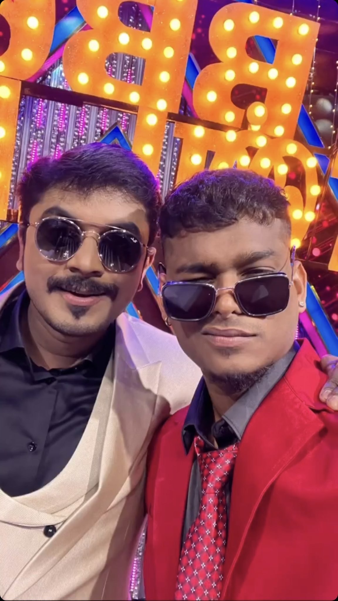  விக்ரமன் தான் தகுதியான நபர் என ஒரு சிலர் கருத்து தெரிவிக்க, அவர்களை அசீம் ஆதரவாளர்கள் எதிர்க்க என சமூக வலைதளங்கள் களேபரமானது.