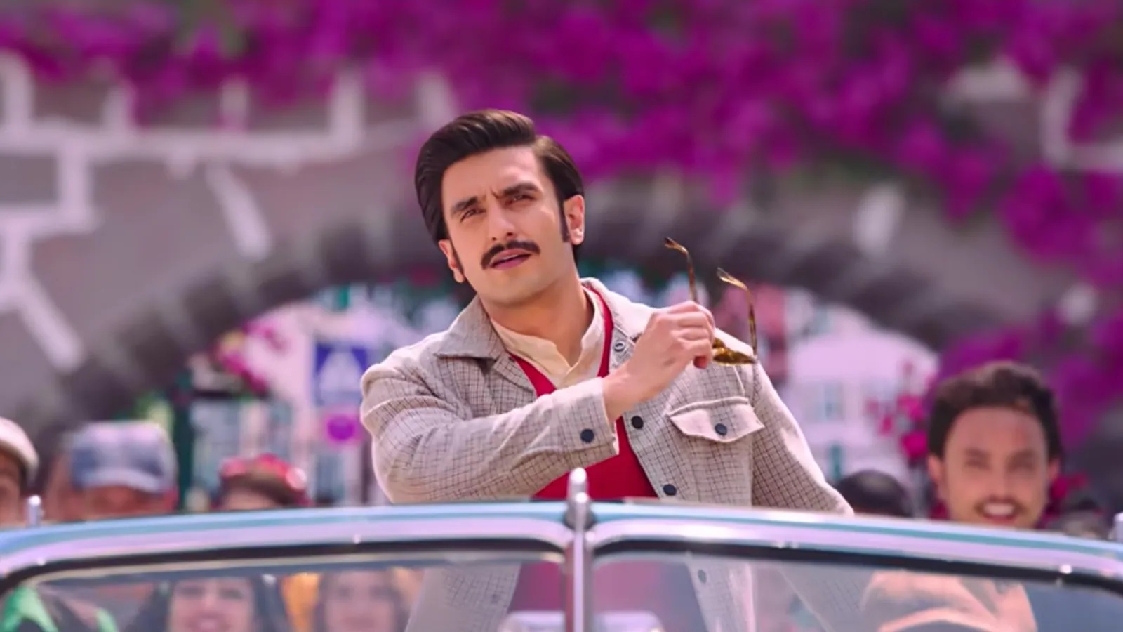  ,[object Object],[object Object], இயல்பு மற்றும் வளர்ப்பு கோட்பாட்டைச் சோதிப்பதற்காக, டாக்டர் ராய் ஜம்னாதாஸ், அவர் மேற்பார்வையில் இயங்கும் ஆதரவற்றோர் இல்லத்திலிருக்கும் ஒரே மாதிரியான இரட்டைக் குழந்தைகளைப் பிரித்து இரண்டு வெவ்வேறு நகரங்களில் உள்ள இரண்டு வெவ்வேறு குடும்பங்களுக்கு தத்து கொடுக்கிறார். வளர்ந்து இருவரும் சந்தித்துக்கொள்ளும்போது ஏற்படும் நிகழ்வுகளை நகைச்சுவையாக பதிவு செய்திருக்கிறது இந்தப் படம். ரன்வீர் சிங், பூஜா ஹெக்டே நடித்திருக்கும் இந்தப் படம் வருகிற 17 ஆம் தேதி நெட்ஃபிளிக்ஸில் வெளியாகிறது.