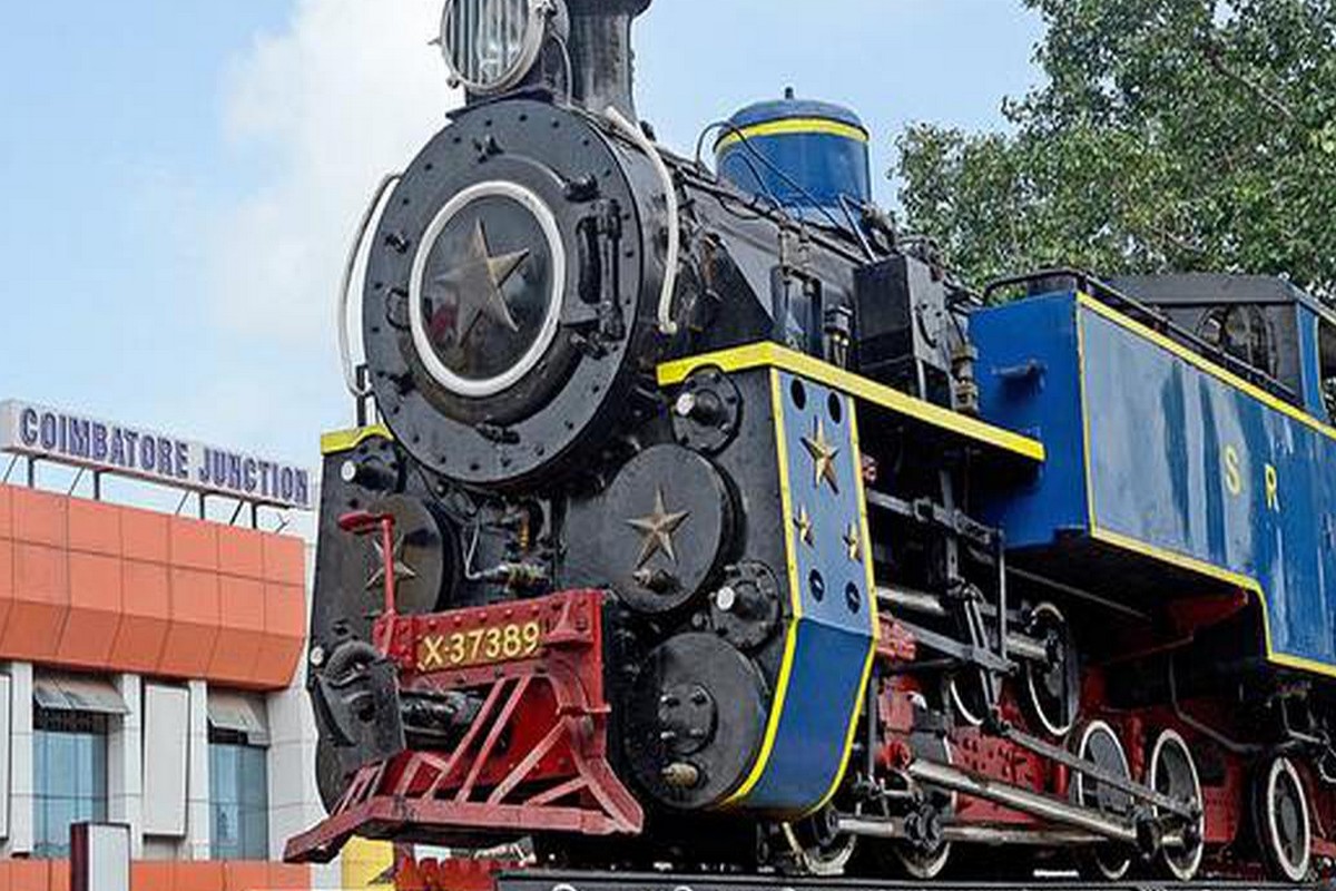 அந்தவகையில், பழமையான ரயில் முதல், தற்போது இயக்கப்படும் பல நவீன வசதிகளை கொண்ட ரயில்கள்வரை ரயில்களில் வளர்ச்சியை சந்தித்த ரயில் நிலையமாக இருந்து வருகிறது கோவை ஜங்ஷன்.