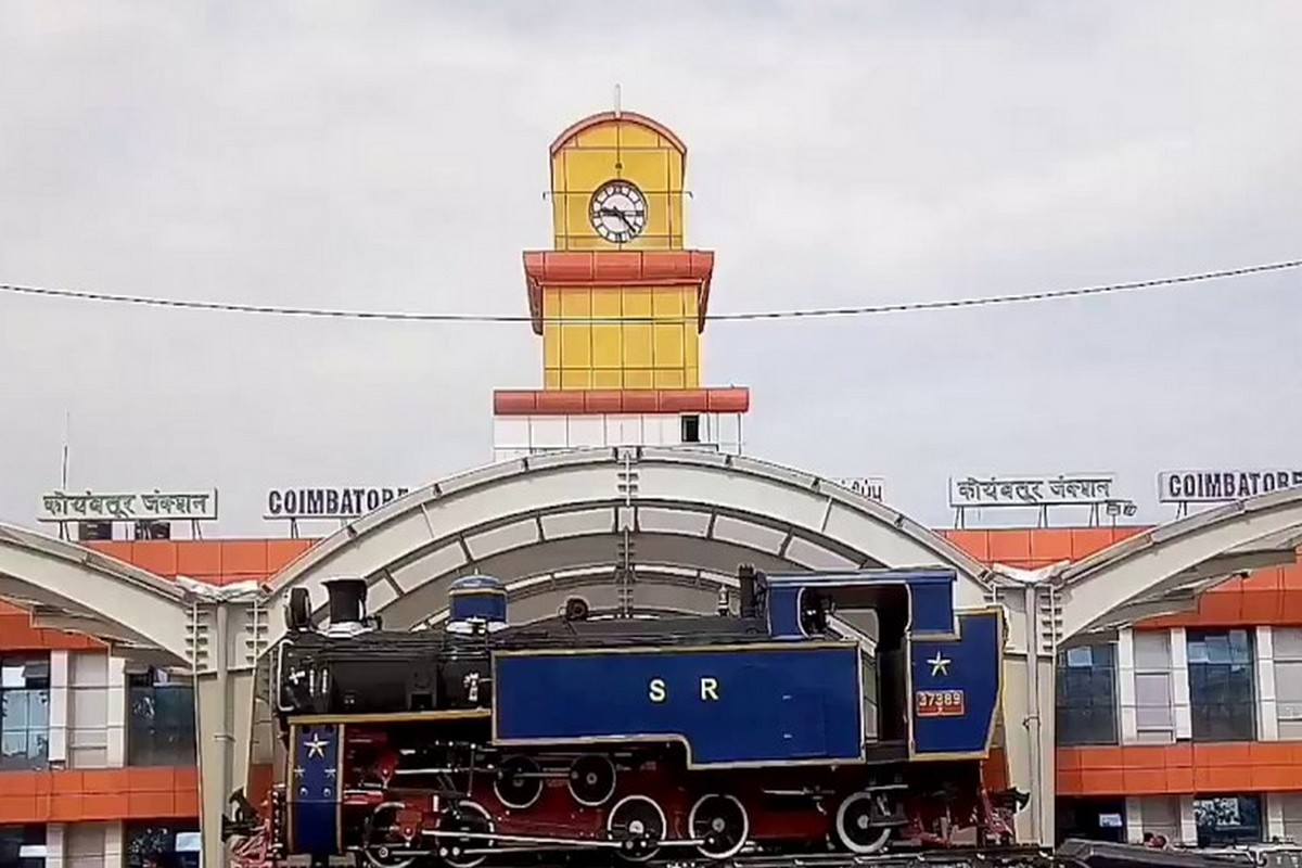  புகழ்பெற்ற சென்னை சென்ட்ரல் ரயில் நிலையத்திற்கு முன்பே, கோவை ரயில் நிலையம் தொடங்கப்பட்டுவிட்டது. அந்த அளவிற்கு இது பழமை வாய்ந்ததாகும்.