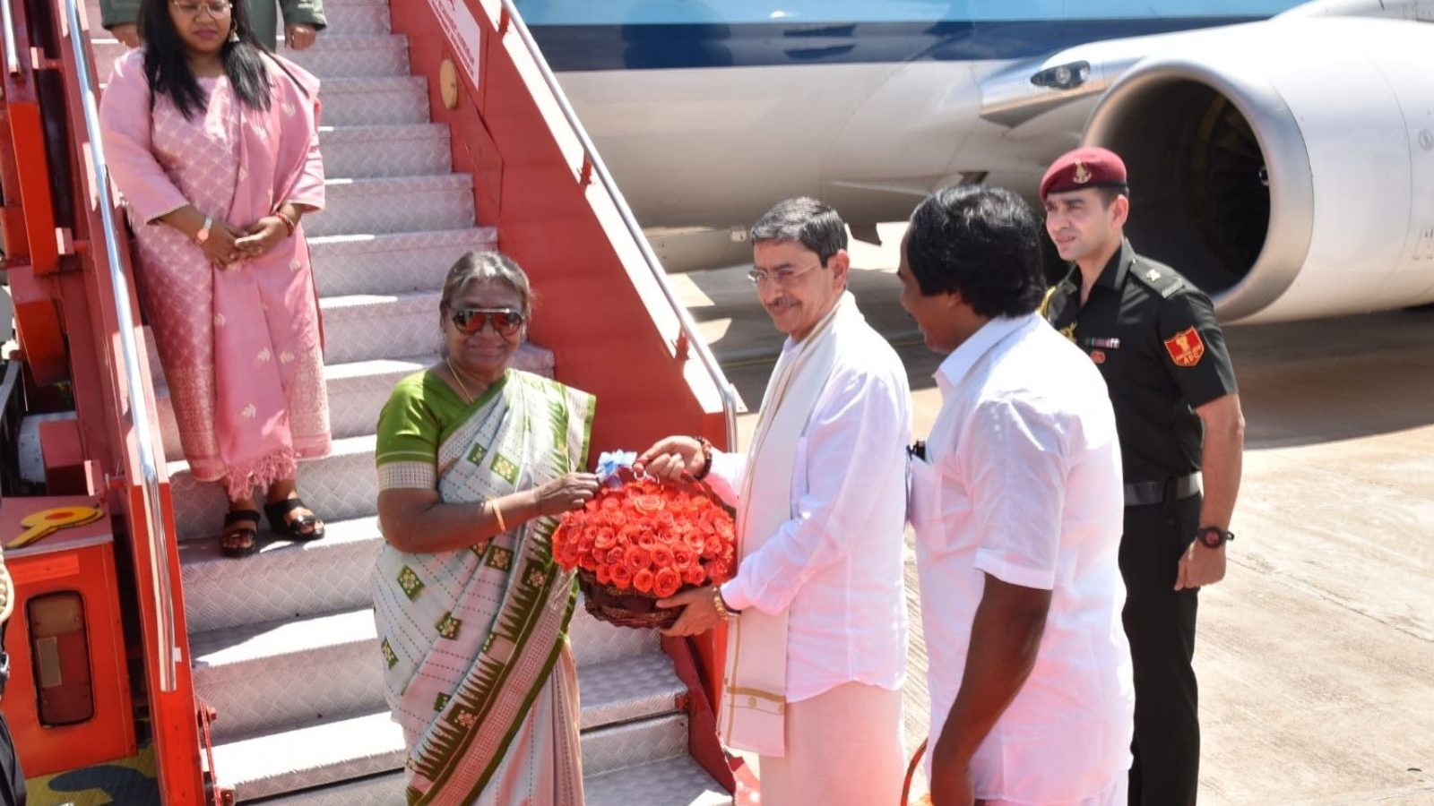 தமிழ்நாடு வந்தார் குடியரசு தலைவர்... வேட்டி - சட்டையில் சென்று வரவேற்ற ஆளுநர் ஆர்.என்.ரவி