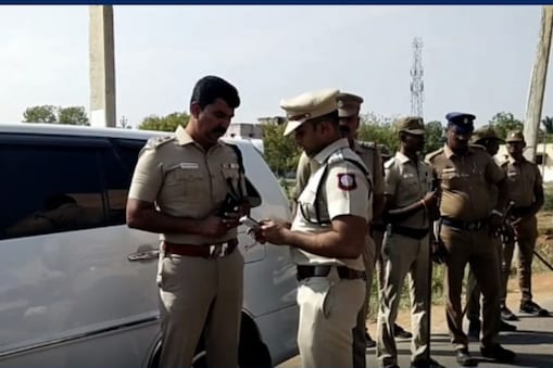 பதற்றம் நிலவுவதால் போலீசார் குவிக்கப்பட்டுள்ளனர்