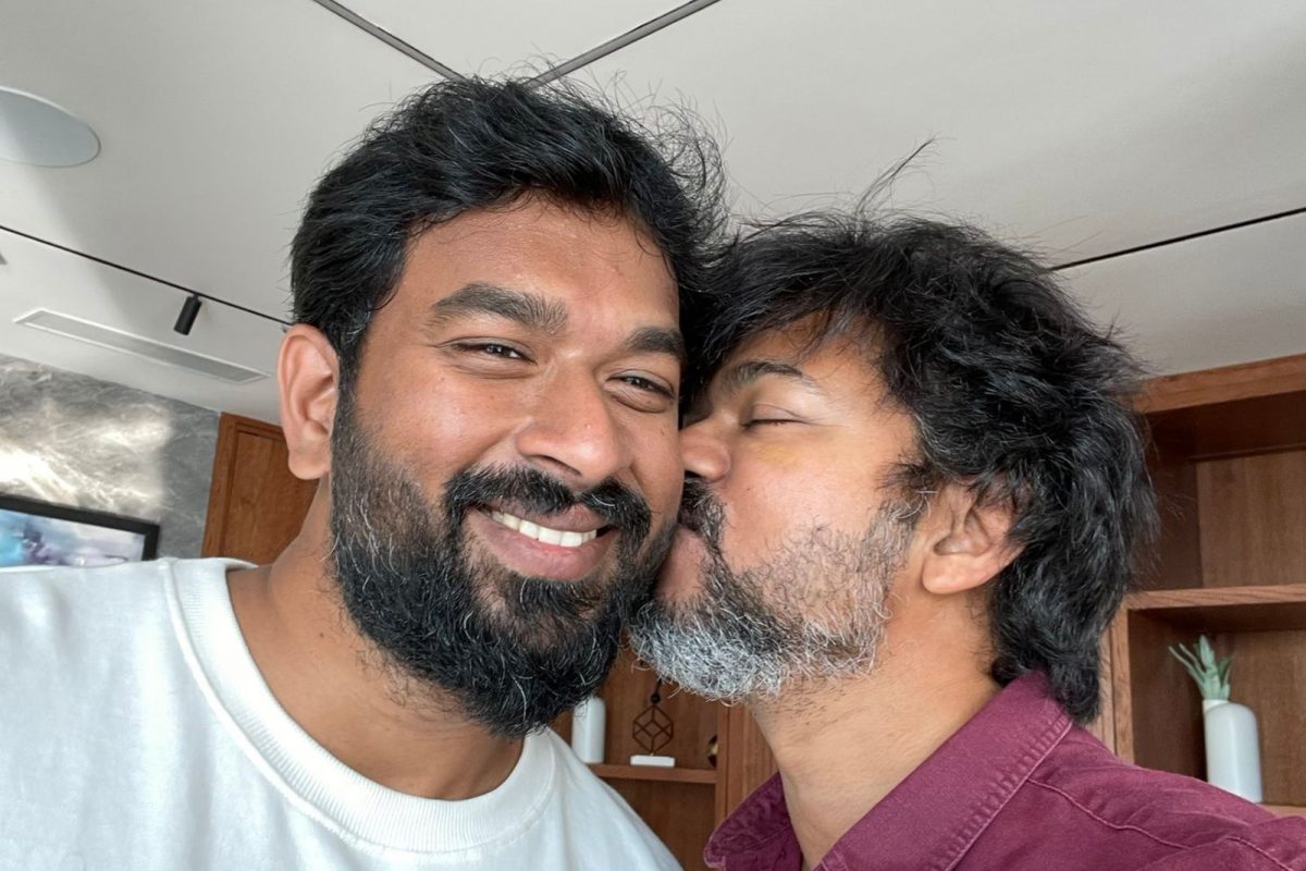 பாடலாசிரியர் விவேக்குடன் நடிகர் விஜய்
