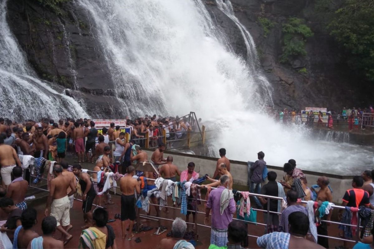  அந்த வகையில், குற்றால அருவிகளில் தண்ணீர் கொட்டுகிறதா என்ற கேள்வி பலருக்கும் எழுந்துள்ளது. அங்கே, குற்றாலம் மெயின் அருவி, ஐந்தருவி, பழைய குற்றாலம் மற்றும் புலியருவி ஆகிய முக்கிய அருவிகளின் நீர் வரத்து நிலவரங்களை தெரிந்து கொள்வோம்.