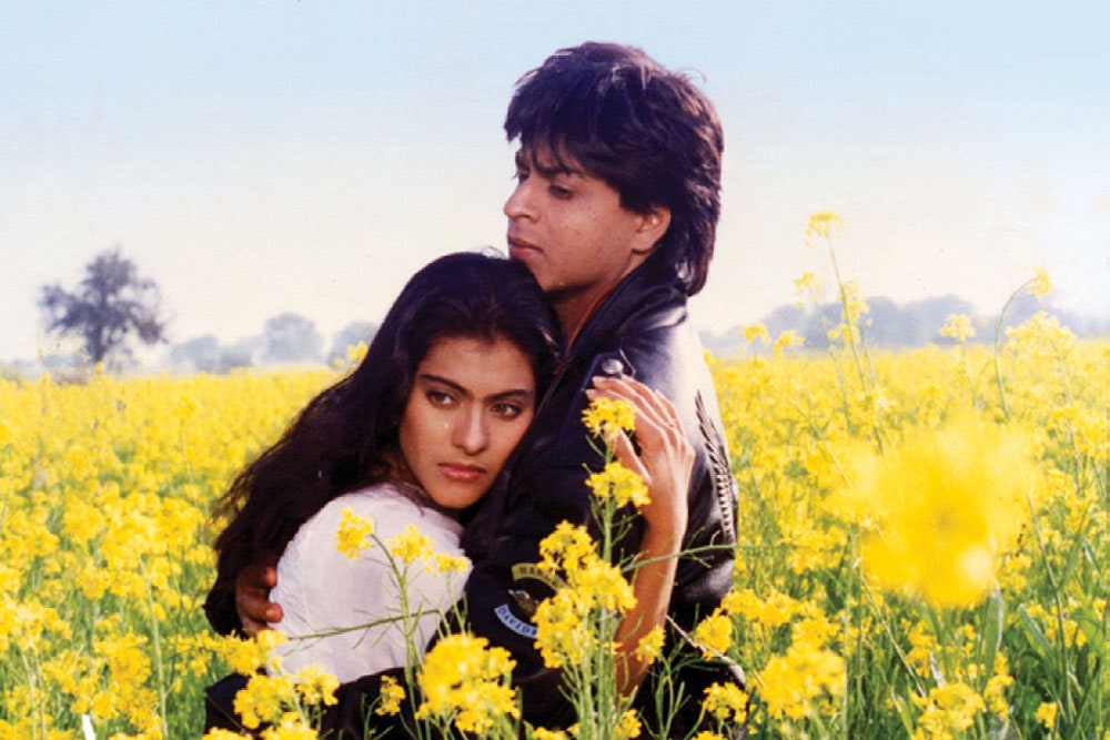  1995 ஆம் ஆண்டு ஆதித்யா சோப்ரா என்ற அறிமுக இயக்குநர் இயக்கத்தில் உருவான தில்வாலே துல்ஹனியா லே ஜாயங்கே என்ற திரைப்படத்தில் ஷாருக்கான், ராஜ் என்ற கேரக்டரிலும் கஜோல் சிம்ரன் என்ற கதாபாத்திரத்திலும் நடித்திருந்தனர். படம் வெளியாகி சக்கைபோடு போட்ட நிலையில் அதன் பாடல்களும் ரசிகர்களிடையே பெரும் வரவேற்பை பெற்றது. இதனை அமேசான் பிரைமில் பார்த்து மகிழலாம்.