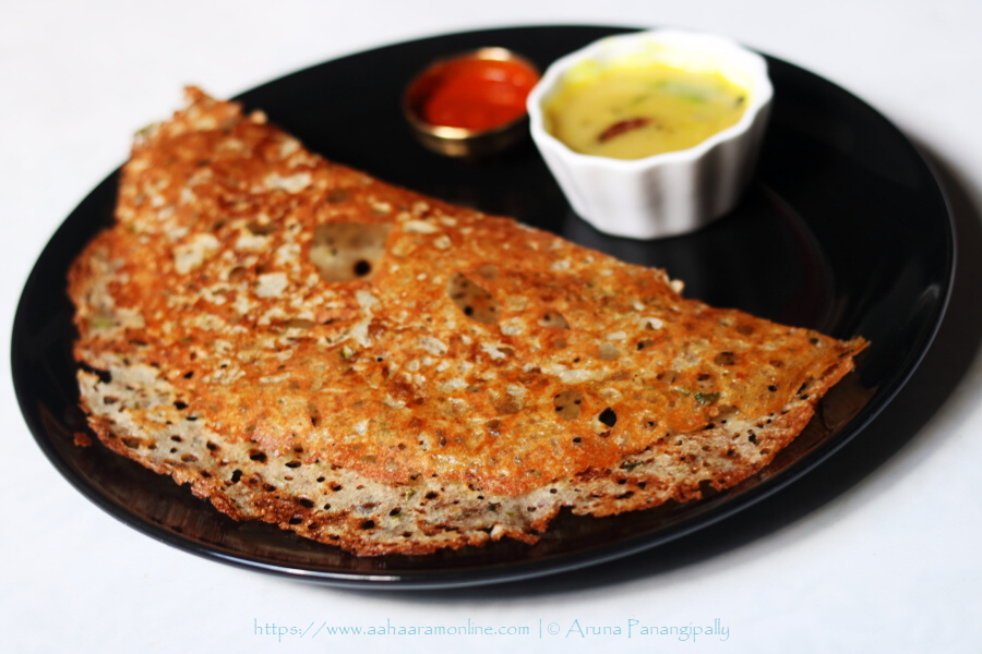  செய்முறை: ஒரு பாத்திரத்தில் எடுத்துவைத்திருந்த ரவை, அரிசி மாவு, நறுக்கிய வெங்காயம், பச்சை மிளகாய், இஞ்சி மற்றும் உப்பு ஆகியவற்றை சேர்க்கவும். இப்போது இதனுடன் தண்ணீர் சேர்த்து கட்டிகள் இல்லாது நன்கு கலக்கி, மாவை 15 நிமிடங்கள் அப்படியே விடவும். இப்போது ஒரு தவாவை நெய் தடவி அதில் ஒரு கரண்டி மாவை ஊற்றவும். இருபுறமும் சரியாக திருப்பி வேகவைத்து பரிமாறவும்.