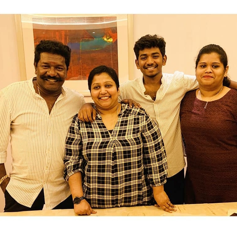  பிரபல நாட்டுப்புற பாடகர் கருணாஸ் பாலா இயக்கிய 'நந்தா' படத்தின் மூலம் நடிகராக அறிமுகமாகி தமிழ் சினிமாவில் முன்னணி நகைச்சுவை நடிகராக மாறினார்.