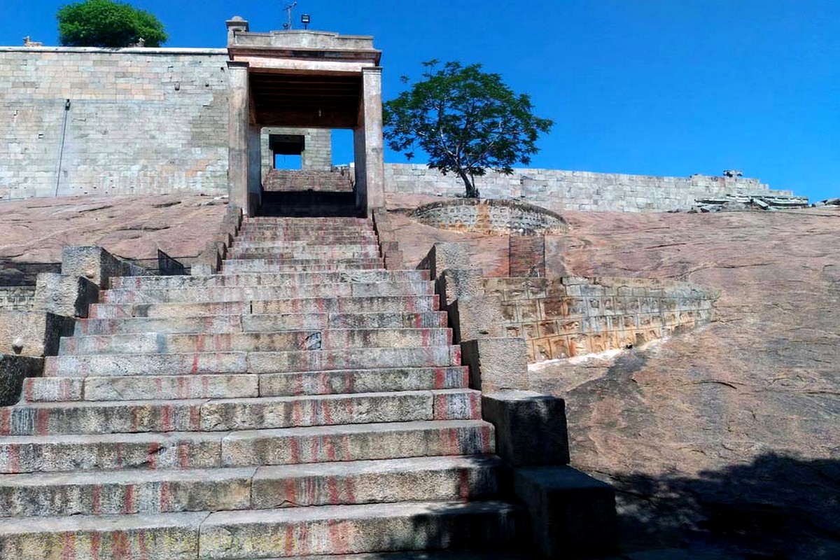  இந்த கோவிலில் புற்று மண்ணால் ஆன சுயம்பு நாதரான இறைவனுக்கு எறும்பீசர் என்று அழைக்கப்படுகிறார். 