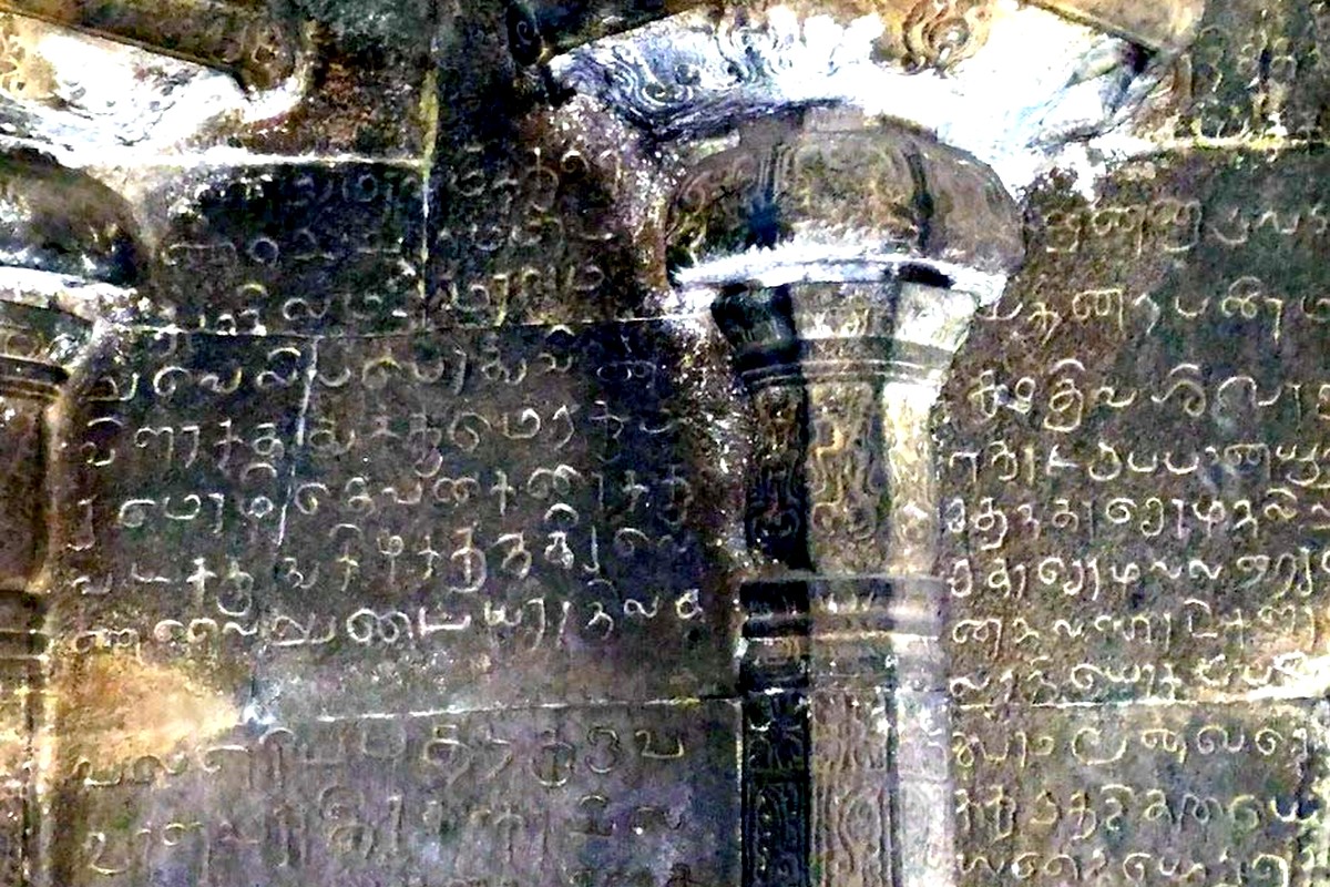 ஒரு சிறு குன்றின் மீது அமைந்து, பல்வேறு சிறப்புகளைக் கொண்ட இந்த கோவிலில் சுமார் 45க்கும் மேற்பட்ட கல்வெட்டுகள் கண்டறியப்பட்டுள்ளன. அவற்றின் மூலம் பரகேசரிவர்மன், ராஜகேசரிவர்மன், 3ம் ராஜராஜசோழன், சுந்தரபாண்டியன் என்று பல்வேறு மன்னர்கள் திருப்பணிகள் செய்திருப்பது தெரியவந்துள்ளது. எறும்புகளுக்கும் அருள்புரிந்த இறைவன் எழுந்தருளிய தலமாதலால் இந்த ஊரும் திருவெறும்பூர் என்றே பெயர் பெற்றது.