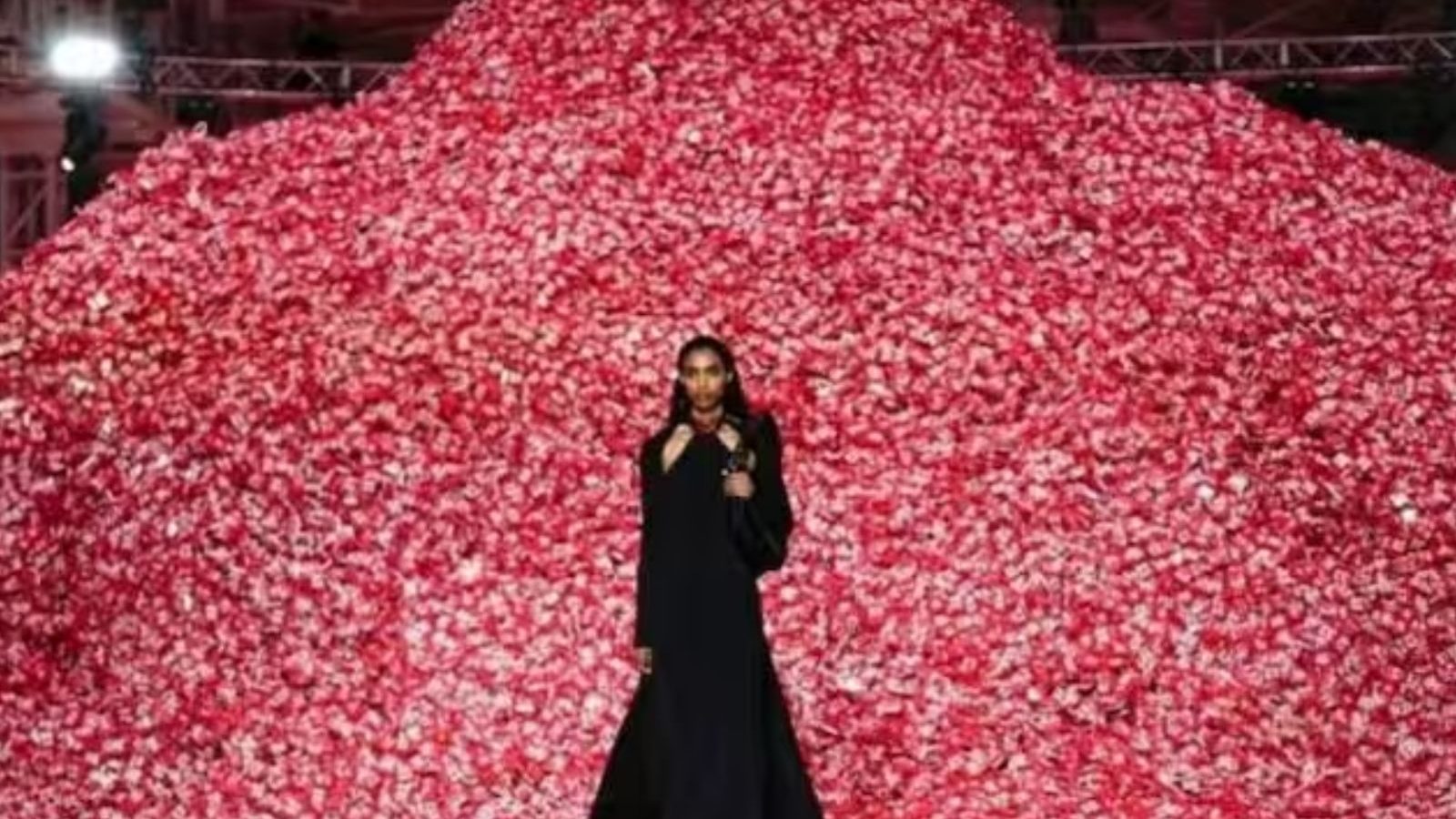 2 லட்சம் காண்டம் குவியலுக்கு நடுவே நடந்த பேஷன் ஷோ... குவியும் பாராட்டு... காரணம் இதுதான்..!