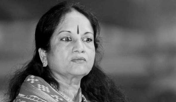  வீட்டில் இருந்த வாணி ஜெயராம் மயக்கம் அடைந்து தலையில் அடிபட்டதன் காரணமாக மறைந்ததாக முதல்கட்ட தகவல்கள் வெளியாகி உள்ளன.
