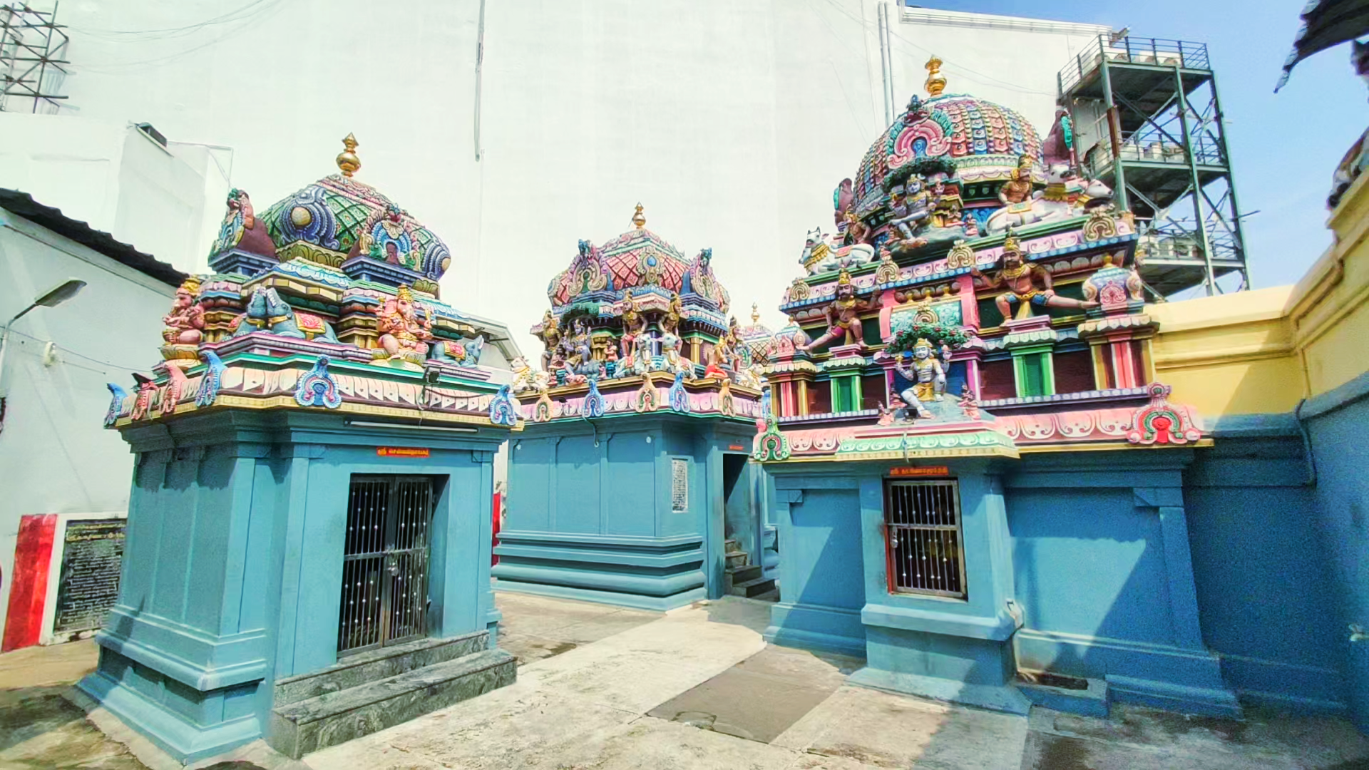  அந்த வேளையில் இறைவன் திருவருளால் பெருமழை விடாமல் பெய்ய தவ முனிவர் சொல்லிய கால எல்லையையும் கடந்து திருக்குறிப்புத்தொண்டர் ஆடையை வெளுத்து தர முடியாமல் போய் தன்னுடைய வாக்கு தவறியதால் வருந்தி உயிரை விட துணிந்து ஆடைதோய்க்கும் கற்பாறையில் தம் தலையை மோதி உயிர்விடத் துணிந்தார்.