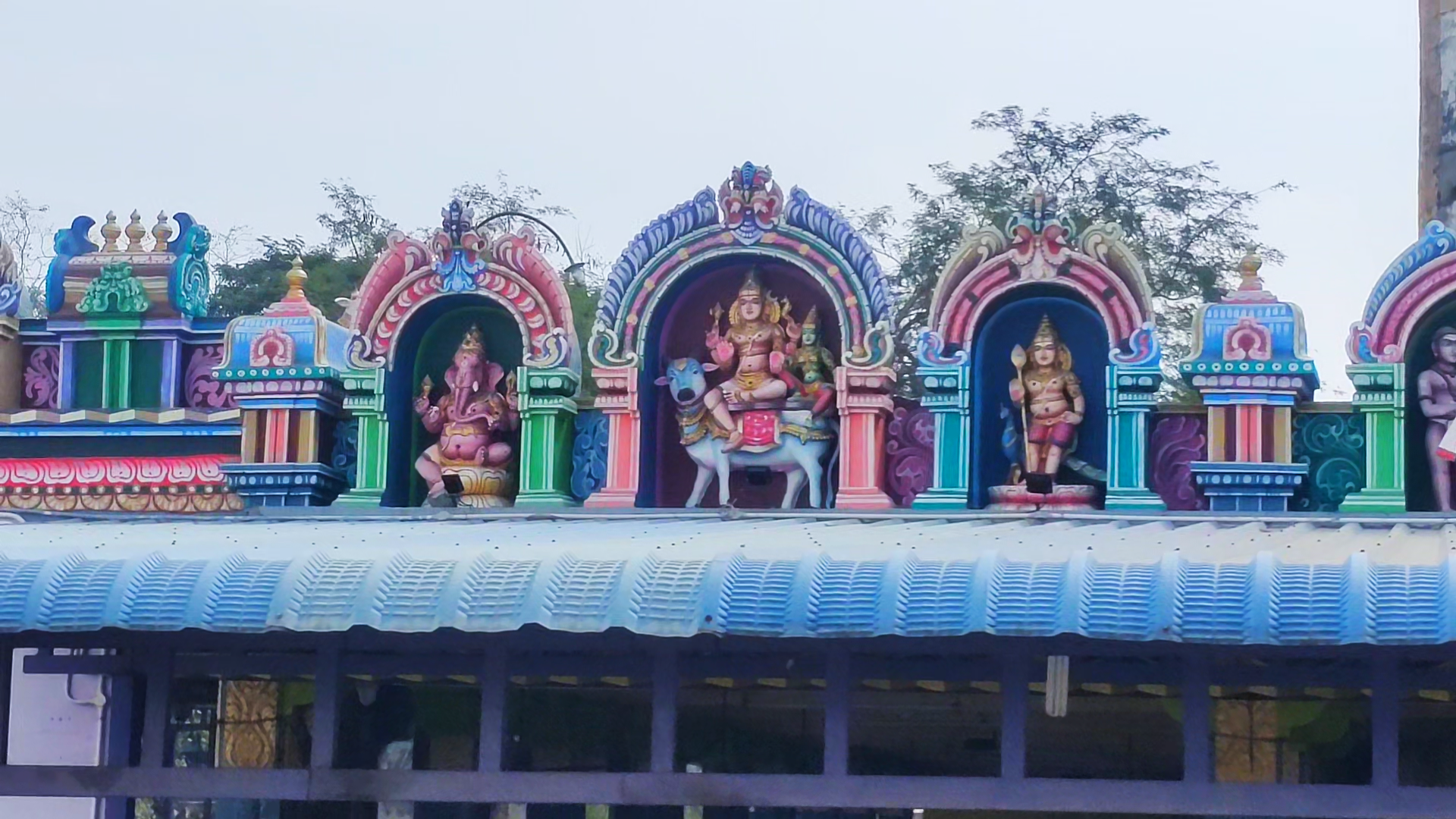  அதாவது எல்லா கலைகளும் (கல்வி முதலியவற்றுடன்) சிறந்து விளங்கி, கடற்கரையில் உள்ள கலங்கரை விளக்கு கடலில் உள்ள கப்பல் வந்து கரைசேர வழிகாட்டி உதவுவது போல, நிலைத்த புகழை உடைய காஞ்சி மாநகரம்.