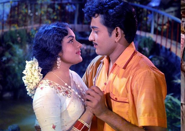  ,[object Object],விஸ்வநாதன் - ராமமூர்த்தி இசையில் கண்ணதாசன் எழுதிய பாடல்கள் அனைத்தும் ஹிட்டானது. படமும் மிகப்பெரிய வரவேற்பை பெற்று 175 நாள்களுக்கு மேல் ஓடி வெள்ளி விழா கண்டது. இந்தப் படத்துக்குப் பின் நாகேஷ் - சச்சு காம்பினேஷனில் பல படங்கள் வந்தன. காஞ்சனாவும், ரவிச்சந்திரனும் முன்னணி நட்சத்திரங்களாயினர். இவர்கள் இணைந்து நடித்த அதே கண்கள், உத்தரவின்றி உள்ளே வா, காதல் ஜோதி, தேடிவந்த திருமகள், நாலும் தெரிந்தவன் உள்பட பல படங்கள் வெற்றி பெற்றன. காஞ்சனா, ரவிச்சந்திரன் என்ற நட்சத்திரங்களை உருவாக்கிய, நாகேஷ் - சச்சு என்ற நகைச்சுவை ஜோடிக்கு தொடக்கமாக அமைந்த, பல விஷயங்களுக்கு ட்ரெண்ட் செட்டராக விளங்கிய காதலிக்க நேரமில்லை, 59 வருடங்களுக்கு முன், 1964, பிப்ரவரி 27 இதே நாளில் வெளியானது. இன்றும் நம்மை சிரிக்க வைக்கும் புத்துணர்வுடன் படம் இருப்பதே காதலிக்க நேரமில்லையின் தனித்தன்மை எனலாம்.