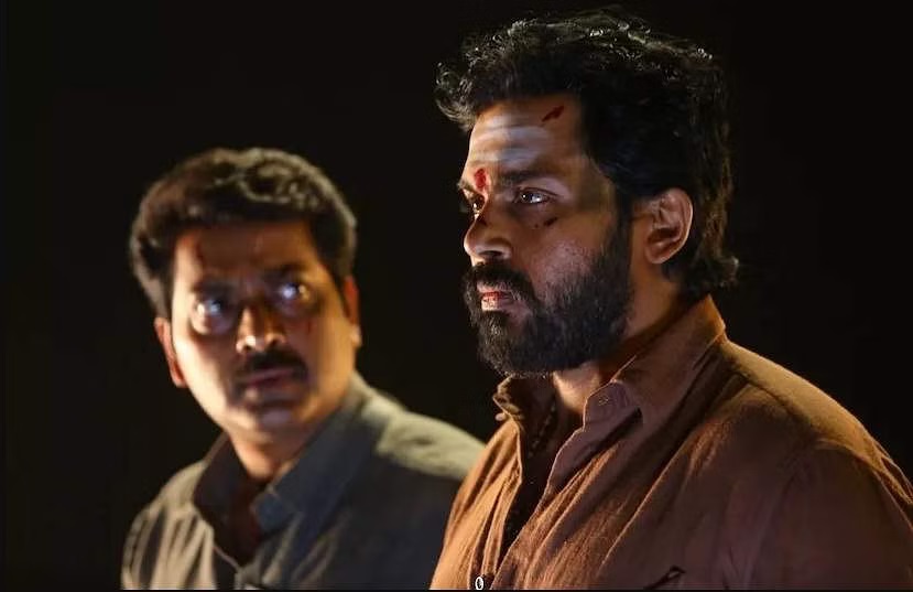  இயக்குநர் லோகேஷ். விக்ரம் படத்தில் கார்த்தியின் குரல் மட்டுமே ஒலித்தபோது திரையரங்குகளில் விசில் பறந்தது. அந்த அளவுக்கு ரசிகர்கள் மனதில் டில்லி கதாப்பாத்திரம் தாக்கத்தை ஏற்படுத்தியிருந்தது.