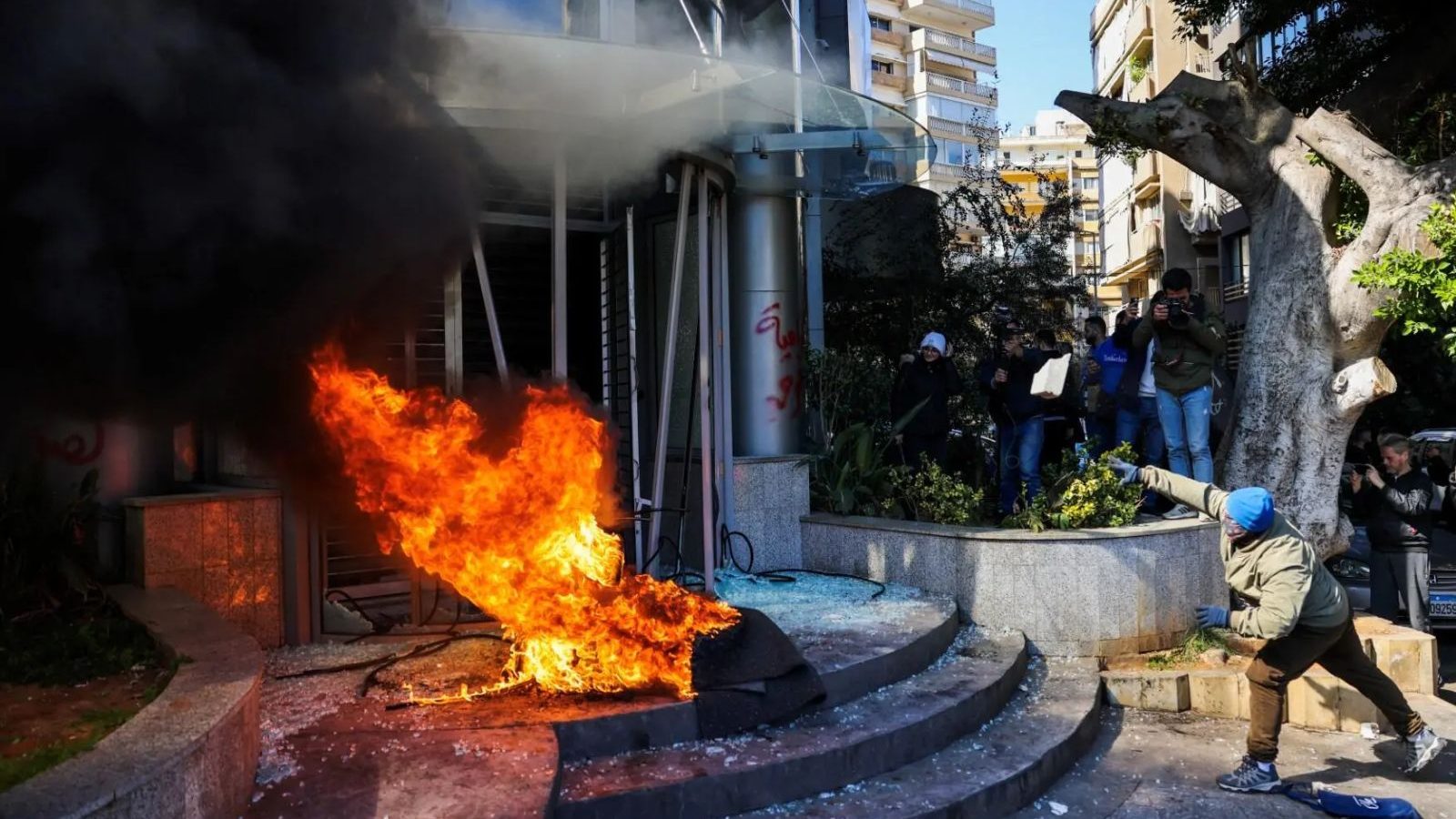 பணம் எடுக்க கடும் கட்டுப்பாடு.. வீதிக்கு வந்த மக்கள்.. ஏடிஎம், வங்கிகளுக்கு தீ வைத்ததால் பரபரப்பு..!