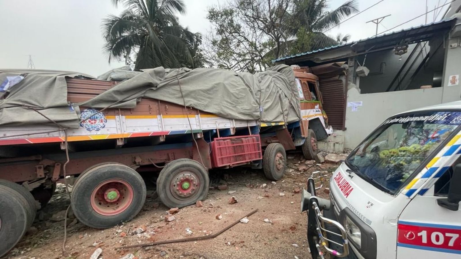 கோவை மதுக்கரையில் கட்டுப்பாட்டை இழந்த லாரி மோதியதில் ஒருவர் பலி..